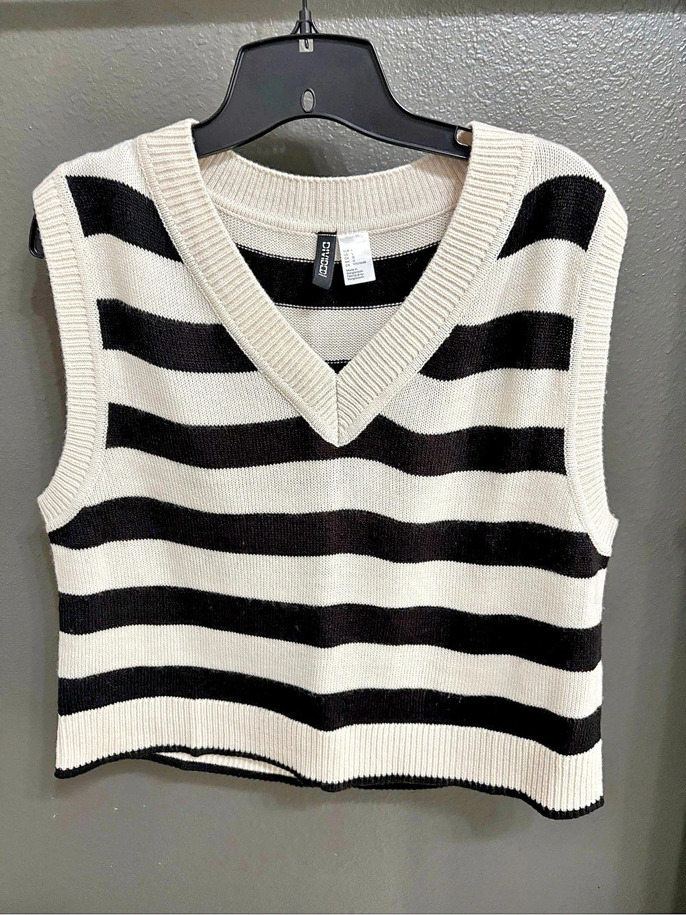 H&M Striped V-Neck Acrylic Sweater Vest Size Large